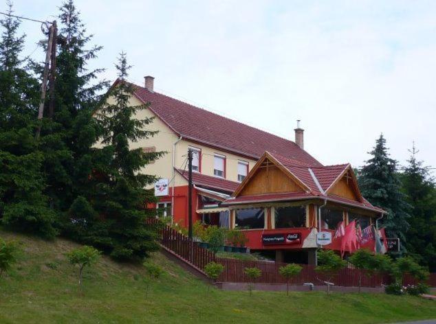 Hotel Fenyves Fogado Szurdokpüspöki Exterior foto