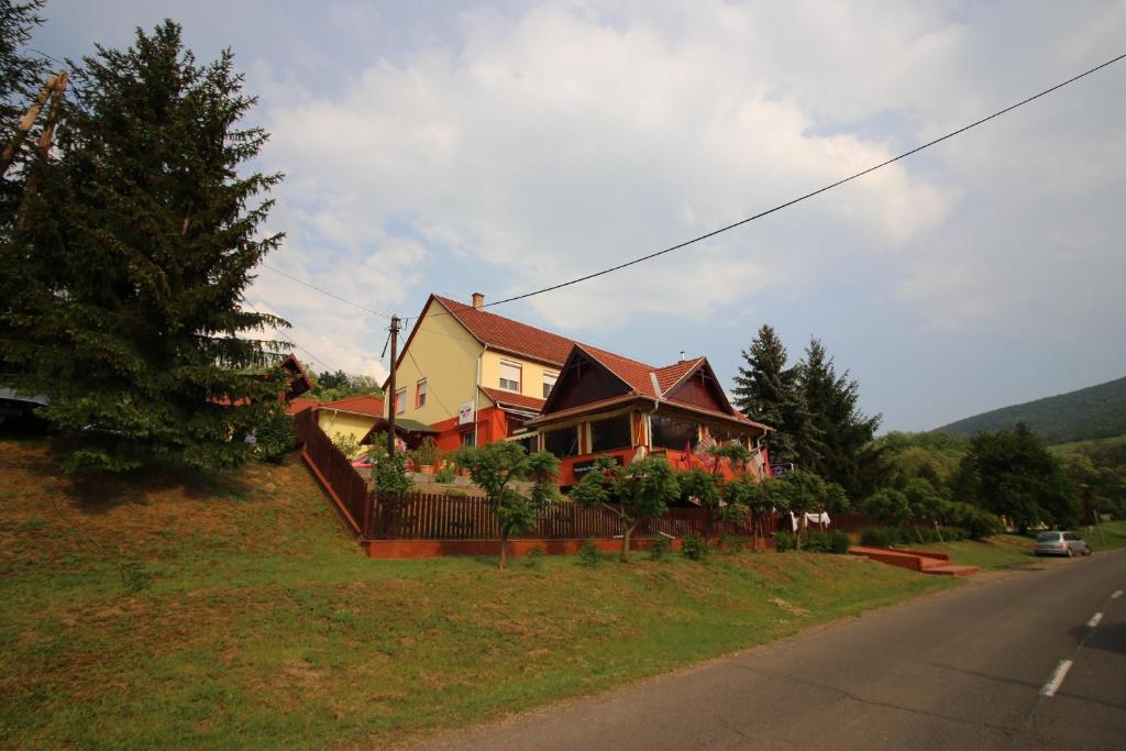 Hotel Fenyves Fogado Szurdokpüspöki Exterior foto