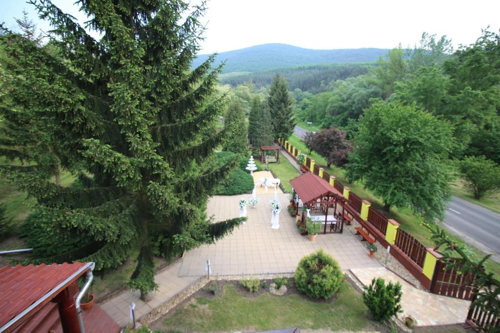 Hotel Fenyves Fogado Szurdokpüspöki Exterior foto